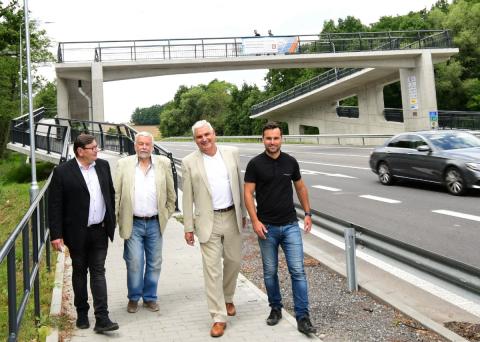 K většímu bezpečí chodců i motoristů na frekventované silnici z Českých Budějovic na Písek v obci Sedlec přispěl kraj částkou 7,52 milionu korun.