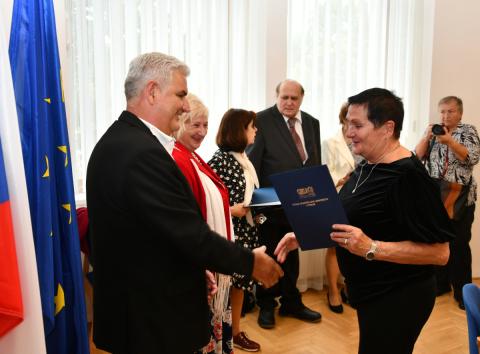 Náměstek hejtmana Jihočeského kraje Antonín Krák dnes odpoledne předal 24 studentům jejich osvědčení o absolutoriu.
