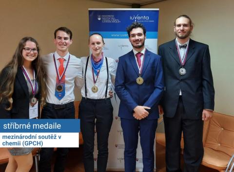 Druhé místo na mezinárodní soutěži chemiků obsadili absolventi Střední školy obchodní, Jiří Houska a Alena Tomášová.