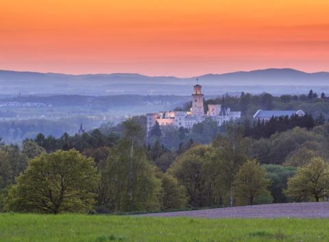 Vyrazit si ještě letos do Českých Budějovic či Hlubokou nad Vltavou se vyplatí. A to nejen z toho důvodu, že obě atraktivní historická města, vzdálená na dohled od sebe, mají svým návštěvníkům co nabídnout, ale i proto, že se tu dá ubytovat téměř o třetinu levněji, než je obvyklé.