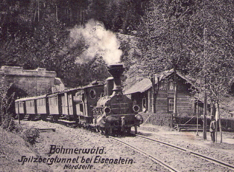 Šumavský spolek Vimperk a Heimatverein d´Oheteler Riedlhütte e. V. pořádají výstavu Železnice, které odvál čas na Šumavě a v Bavorském lese. Shlédnout ji můžete v budově Krajského úřadu Jihočeského kraje v Českých Budějovicích v ulici U Zimního stadionu v době od 6. ledna do 28. února 2022.