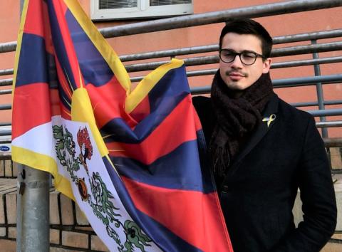 Tibetská vlajka vystoupala dnes 10. března v 7:20 hodin na jeden ze čtyř stožárů před Krajským úřadem Jihočeského kraje. Vlajku osobně vyvěsil první náměstek hejtmana František Talíř. 