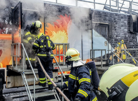 FIRE DRAGON - unikátní simulace požáru: 120 dobrovolných hasičů z jihu Čech získalo osvědčení za zvládnutí ohně ve sklepě, obýváku či na schodišti.