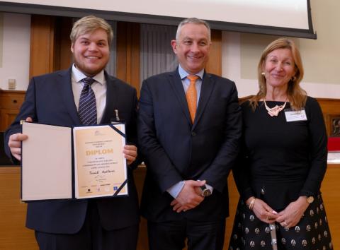 Vyšší odborná, Střední škola a Centrum odborné přípravy v Sezimově Ústí, kterou zřizuje Jihočeský kraj, se může pochlubit mimořádným pedagogickým úspěchem. Zdejší student 4. ročníku oboru Mechanik programátor Tomáš Hodík získal 1. místo v celorepublikové soutěži v programování CNC strojů s řídícím systémem japonské firmy FANUC. 