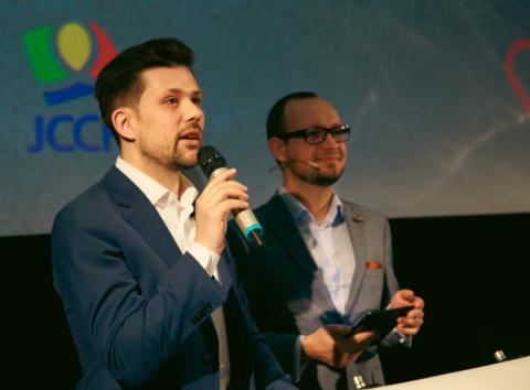 Moderátoři Travelconu: Filip Horký a Alexandr Komarnický.