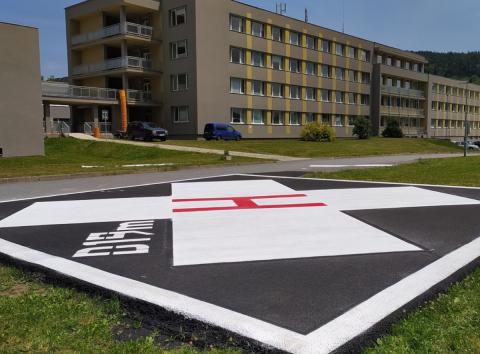 Nemocnice Prachatice, a.s. na základě výzvy Úřadu pro civilní letectví změnila místo pro přistávání vrtulníku na heliport. Původní prostor zrekonstruovala a rozšířila. 