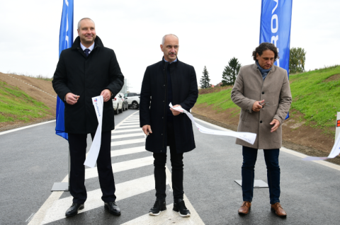 Kraj zprovoznil napojení průmyslové zóny Tábor východ s Vožickou ulicí o dva měsíce dříve. Zleva: ředitel závodu EUROVIA České Budějovice Pavel Vrba, hejtman Jihočeského kraje Martin Kuba a starosta města Tábor Štěpán Pavlík.