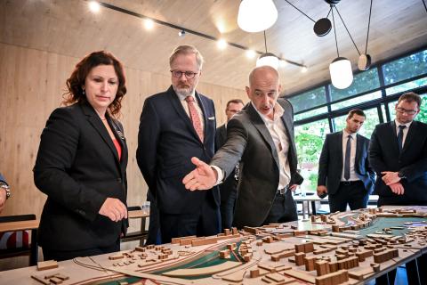 Hejtman Jihočeského kraje Martin Kuba s premiérem Petrem Fialou a primátorkou Českých Budějovic Dagmar Škodovou Parmovou.