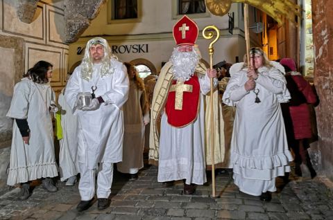 Opravdové Vánoce v jižních Čechách. Nasvícená zoo ohromí, krampusové vystraší, andělé potěší.