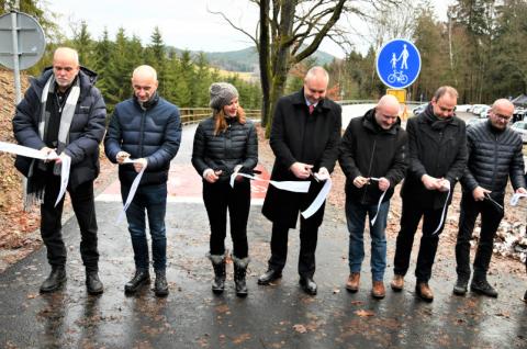 Vltavská cyklostezka v úseku Loučovice-Vyšší Brod je hotova  - slavnostní přestřižení pásky.