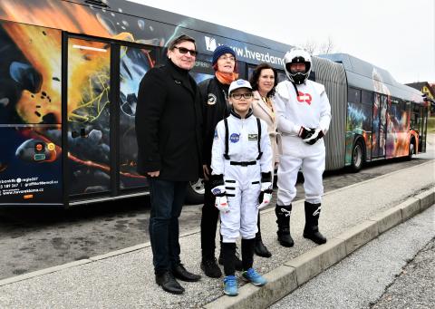 Dnes vyjel nově do ulic Českých Budějovic autobus MHD, který je doslova pojízdným uměleckým dílem. Ručně pomalovaný je nejen zvenku, ale i uvnitř. Zadavatelem díla je Hvězdárna a planetárium České Budějovice a autobus slouží jako pojízdný billboard.