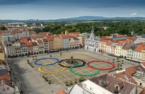 Náměstí Přemysla Otakara II. se proměnilo v obří olympijské kruhy (foto: Aleš Motejl / Art4Promotion)