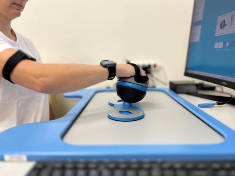 S obnovou pohyblivosti horních končetin pomáhá v Písku nový přístroj.