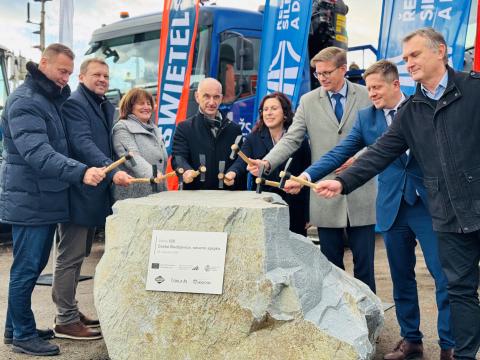 Ředitelství silnic a dálnic (ŘSD) začalo 28. listopadu stavět na tahu I/20 v Českých Budějovicích severní spojku. Práce na 2,5 kilometru dlouhé stavbě vyjdou téměř na dvě miliardy Kč bez DPH, potrvají tři roky. 