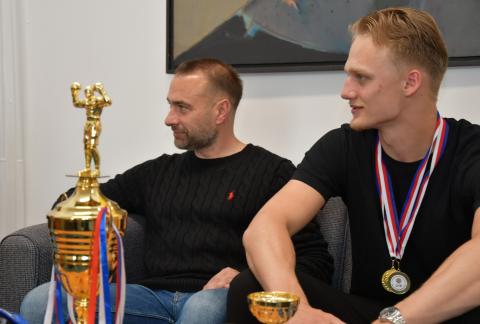 Náměstek hejtmana Jihočeského kraje pro oblast školství David Štojdl přijal na krajském úřadě úspěšného mladého sportovce Jana Litoborského a jeho trenéra Milana Beneše z Box clubu táty Němce.