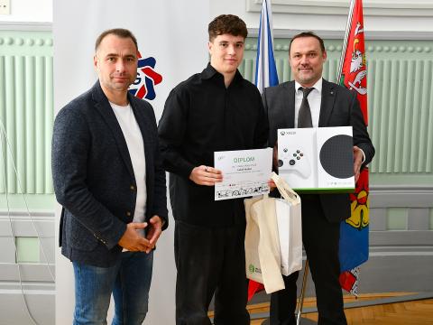V online světě se umí pohybovat chytře a bezpečně – takoví jsou mladí Jihočeši, kteří se zúčastnili soutěžního kvízu v rámci projektu Kraje pro bezpečný internet (KPBI). Nejlepší účastníci krajského kola dnes převzali ocenění z rukou náměstka hejtmana pro školství Davida Štojdla.