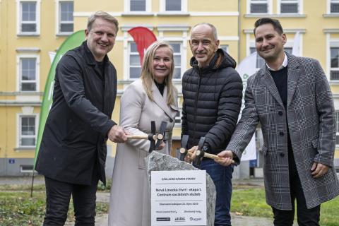 Symbolickým poklepáním základního kamene dnes oficiálně začala přestavba dolního areálu bývalé nemocnice v Českých Budějovicích. Na jeho místě vznikne moderní centrum sociálních služeb Nová Linecká čtvrť, které nabídne špičkové zázemí pro seniory, osoby se zdravotním postižením a také byty pro zástupce klíčových profesí.
