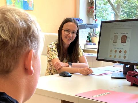 MUDr. Andrea Straková s klientem dětské obezitologie při kontrole a konzultaci jídelníčku.
