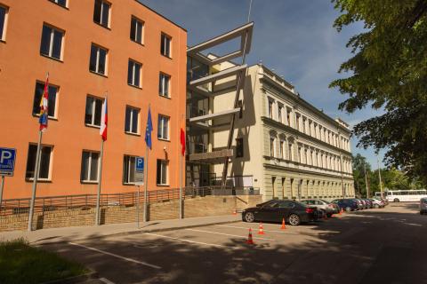 V červnu 2025 zahájil Jihočeský kraj realizaci projektu „Rekonstrukce střech a instalace fotovoltaické elektrárny na objektech krajského úřadu“, jehož cílem je modernizace střešních konstrukcí vybraných budov krajského úřadu a současné využití obnovitelných zdrojů energie. Projekt bude dokončen nejpozději do konce března 2026.