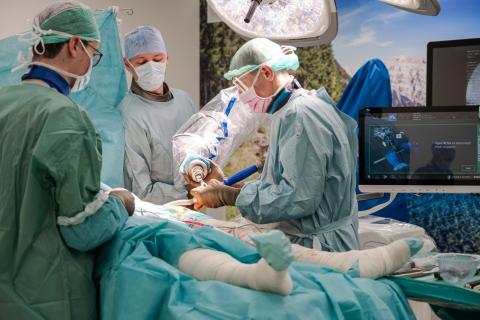 Ortopedické oddělení Nemocnice České Budějovice, a.s., učinilo další významný krok v modernizaci operační péče. Po úspěšném zavedení roboticky asistovaných operací totálních náhrad kolenního kloubu rozšířilo své operační spektrum o další špičkový výkon – roboticky asistovanou totální náhradu kyčelního kloubu.