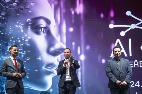 Umělá inteligence se během tří let posunula z oblasti debat a očekávání do každodenní praxe úřadů. Právě tento posun ukázal třetí ročník konference AI ve veřejné správě, kterou Jihočeský kraj uspořádal 23. a 24. dubna 2026 v Alšově jihočeské galerii v Hluboké nad Vltavou.