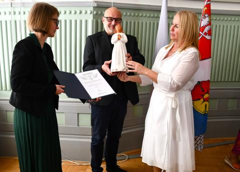 Náměstkyně hejtmana Jihočeského kraje pro sociální oblast Lucie Kozlová předala ocenění Anděl organizaci ICOS Český Krumlov, o.p.s., která se již řadu let věnuje pomoci lidem v náročných životních situacích.