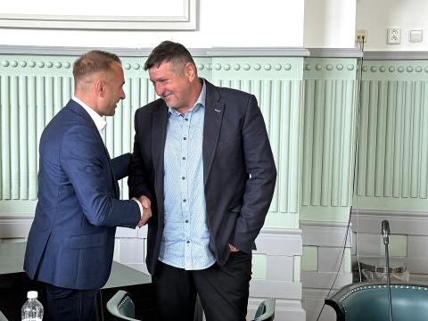 Vesnicí roku Jihočeského kraje 2026 se stal Římov na Českobudějovicku. Jako první gratuloval starostovi Miroslavu Slintákovi náměstek David Štojdl.