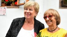 Hejtmanka Ivana Stráská s držitelkou ocenění Růženou Vincikovou.