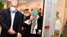 V Táboře otevřeli budovu "Nové psychiatrie". Hejtmanka Stráská přestřihla pásku.