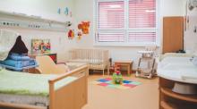 Dva nové pokoje otevřelo u příležitosti Mezinárodního dne předčasně narozených dětí Neonatologické oddělení Nemocnice České Budějovice., a.s. Maminky v nich mohou být se svými nedonošenými novorozenci a zároveň dalšími dětmi do věku tří let. 