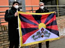 Náměstci Talíř a Klíma vyvěsili před budovou Krajského úřadu Jihočeského kraje tibetskou vlajku.