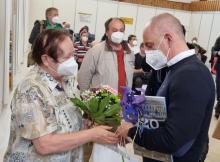 Ve strakonickém OČKU byla v pondělí 12. dubna naočkována 17 000. dávka vakcíny proti nemoci covid-19. Alespoň jednou dávkou vakcíny byla naočkovaná 10 000. pacientka, kterou se stala 73letá Blažena Procházková. K vakcinaci jí pogratuloval hejtman Jihočeského Kraje Martin Kuba.