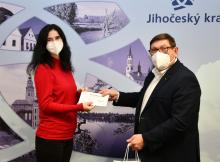 Nejhezčí foto hradu či zámku ERDV poslala Linda Pluchová z Českých Budějovic. Cenu předal náměstek Pavel Hroch.
