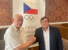 Předseda Nadačního fondu jihočeských olympioniků Antonín Procházka a náměstek hejtmana Pavel Hroch