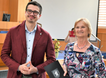 Osvědčení o absolutoriu předal 12 studentům Virtuální univerzity třetího věku první náměstek hejtmana František Talíř. Jihočeský kraj jim k tomuto slavnostnímu aktu propůjčil sál zastupitelstva. 