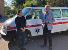 Plně vybavená převozová sanitka z Nemocnice Strakonice, a.s., bude pomáhat na východě Ukrajiny. Po částečné obnově vozového parku si nemocnice mohla dovolit jednu starší sanitku věnovat.