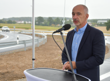 „Slíbil jsem, že vždycky při dopravních stavbách budeme hledat taková řešení, abychom vám co nejméně překáželi. Po dobu, kdy bude provizorní komunikace uzavřena, otevřeme nový kruhový objezd na krumlovské výpadovce, který komplikované dopravní situaci výrazně uleví,“ řekl hejtman Jihočeského kraje Martin Kuba.