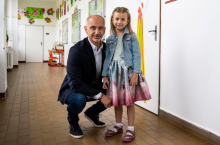 První školní den vyjel hejtman Jihočeského kraje Martin Kuba do Vodňan. Právě tam, konkrétně na Základní škole Vodňany v Bavorovské ulici, začala svoji školní docházku Terezka Tomšovicová. Ta se stala prvním miminkem narozeným v našem kraji v roce 2016.