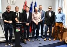Zleva: hejtman Jihočeského kraje Martin Kuba, krajský koordinátor ortopedického programu a primář ortopedického odd. NČB David MUSIL, koordinátor anesteziologického managmentu ortopedického programu a primář ARO NČB Richard TESAŘÍK, Nemocnice Prachatice - Prim. MUDr. Martin STÁREK, Nemocnice Písek - Prim. MUDr. Vilém SVOBODA, MBA, Nemocnice Tábor - Prim. MUDr. Pavel PAZDÍREK, Nemocnice Jindřichův Hradec - Prim. MUDr. Stanislav STROPEK.