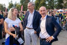 Velkolepé zahájení! Plamen Olympiády dětí a mládeže vyšlehl z řeky Vltavy.