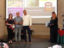 Jihočeská zoologická zahrada Hluboká nad Vltavou slaví významný úspěch. Expozice sov s názvem „Sovinec“ získala prestižní ocenění Stavba roku 2024 v rámci soutěže Bílý slon. Předání cen proběhlo 14. května 2025 na slavnostním ceremoniálu v prostorách bývalé kaple kapucínského kláštera ve Fulneku. Ocenění převzal ředitel Zoo Hluboká Vladimír Pokorný.