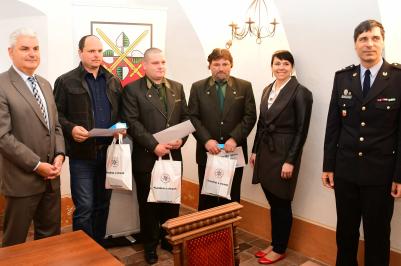 Gentlemani silnic: Jiří Vávra, Petr Beneš, Václav Matějka, Štěpán Gajdoš společně s krajským radním Antonínem Krákem (zcela vlevo) a mluvčím jihočeské policie Milanem Bajcurou (zcela vpravo)