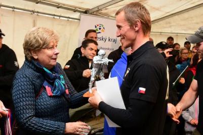Hejtmanka Ivana Stráská a policejní ředitel Luděk Procházka gratulují vítězům.