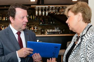 Hejtmanka Stráská předala ministrovi kultury Staňkovi petici s podpisy 1 600 lidí, kteří protestují proti uzavření Dolní zahrady zámku v Hluboké.