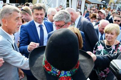 Hejtmanka Stráská zahájila na Živitelce Národní dožínky. V průvodu šel i premiér Babiš.