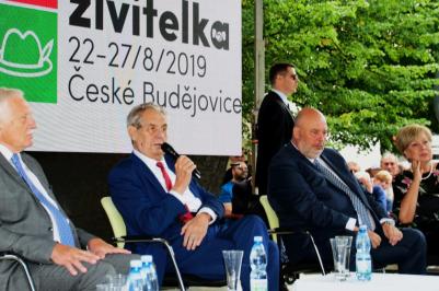 Hejtmanka Ivana Stráská během slavnostního zahájení výstavy Země živitelka vyhlašuje program na podporu boje proti kůrovcové kalamitě – dobrovolní hasiči budou sázet stromky.