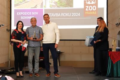 Jihočeská zoologická zahrada Hluboká nad Vltavou slaví významný úspěch. Expozice sov s názvem „Sovinec“ získala prestižní ocenění Stavba roku 2024 v rámci soutěže Bílý slon. Předání cen proběhlo 14. května 2025 na slavnostním ceremoniálu v prostorách bývalé kaple kapucínského kláštera ve Fulneku. Ocenění převzal ředitel Zoo Hluboká Vladimír Pokorný.