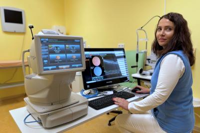 Operační sálek oční ambulance s lékařkou MUDr. Vincekovou.