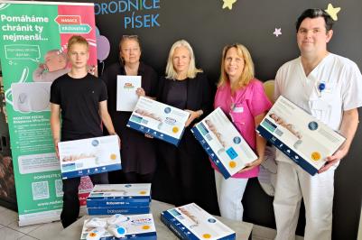 Děti narozené v Nemocnici Písek bude hlídat 8 nových monitorů dechu. Přístroje, které hlídají pravidelnost dechu miminek a zvyšují tak jejich ochranu před syndromem náhlého úmrtí kojence, nemocnici věnovala Nadace Křižovatka.