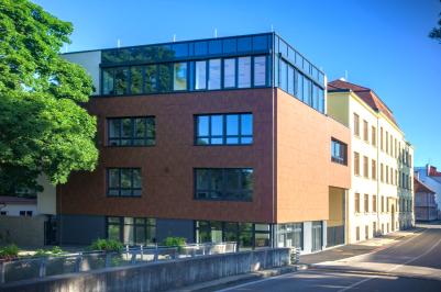 Střední škola obchodní na Husově 9 v Českých Budějovicích vstoupila do nového školního roku s významnou novinkou. Díky finanční podpoře Jihočeského kraje a prostředkům z Evropské unie byla dokončena přístavba školní budovy, která nabízí moderní zázemí odpovídající potřebám dnešní doby.